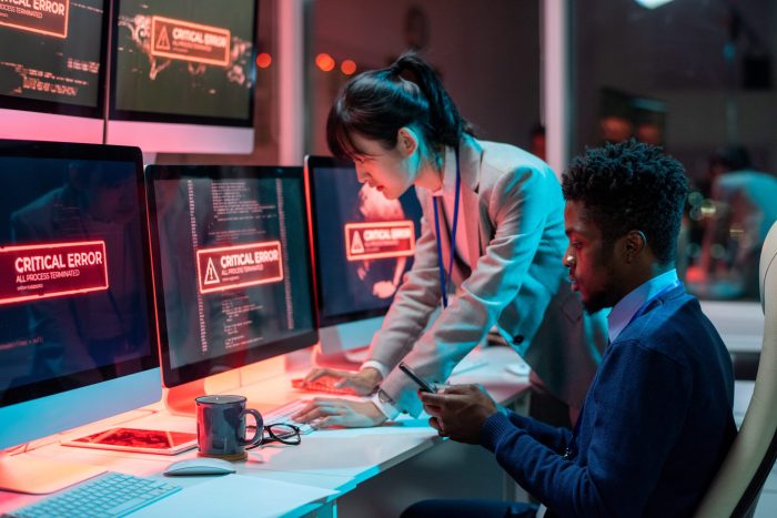 Dos jóvenes programadores interculturales intentan resolver el problema
